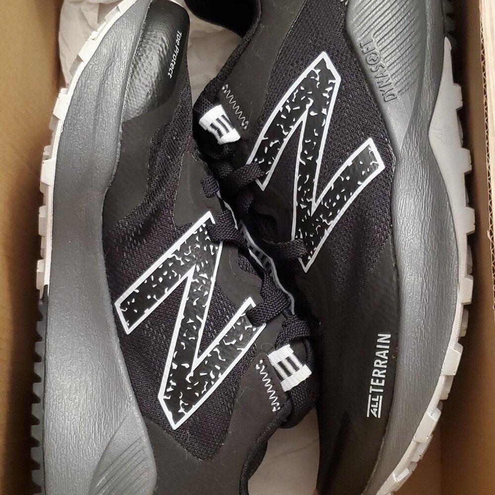 New Balance Womens Trail Running Sneaker Black size 6